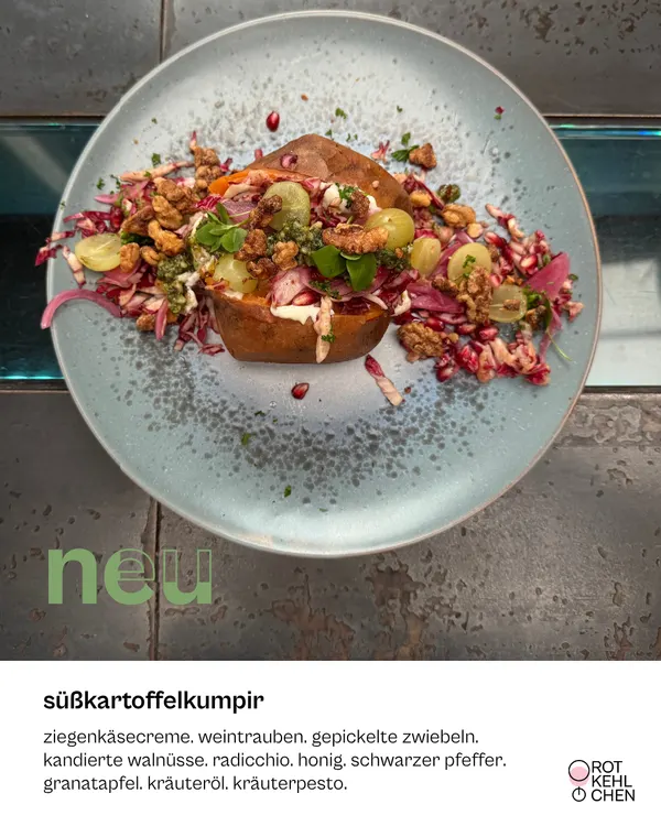Instagram-Posting: Aufsicht auf einen gefüllten Süßkartoffelkumpir auf hellblauem Teller, quer darüber das grüne Wort „neu“, darunter auf Weiß der Gerichtname und die Zutatenliste, rechts das Rotkehlchen-Bildzeichen.